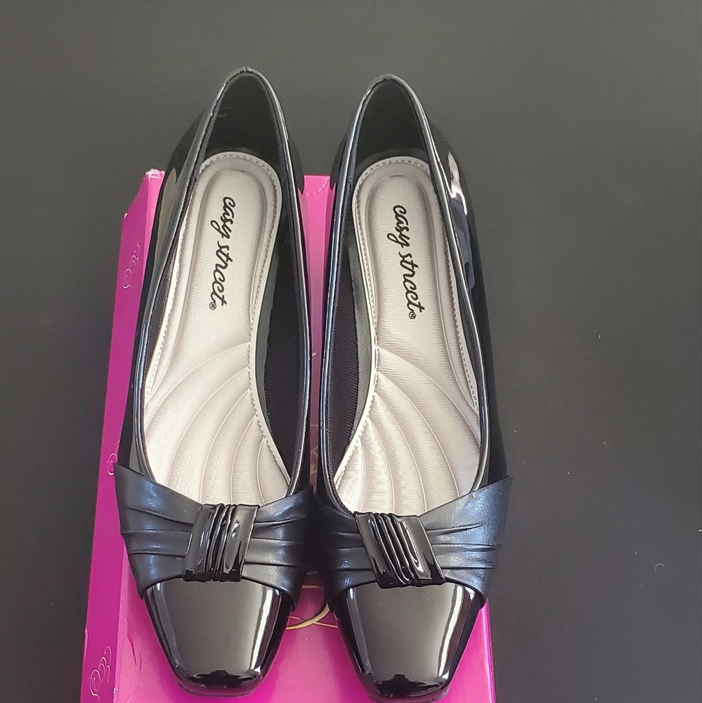 Easy Street Women's Black Casual Shoes. Size 6.5WW